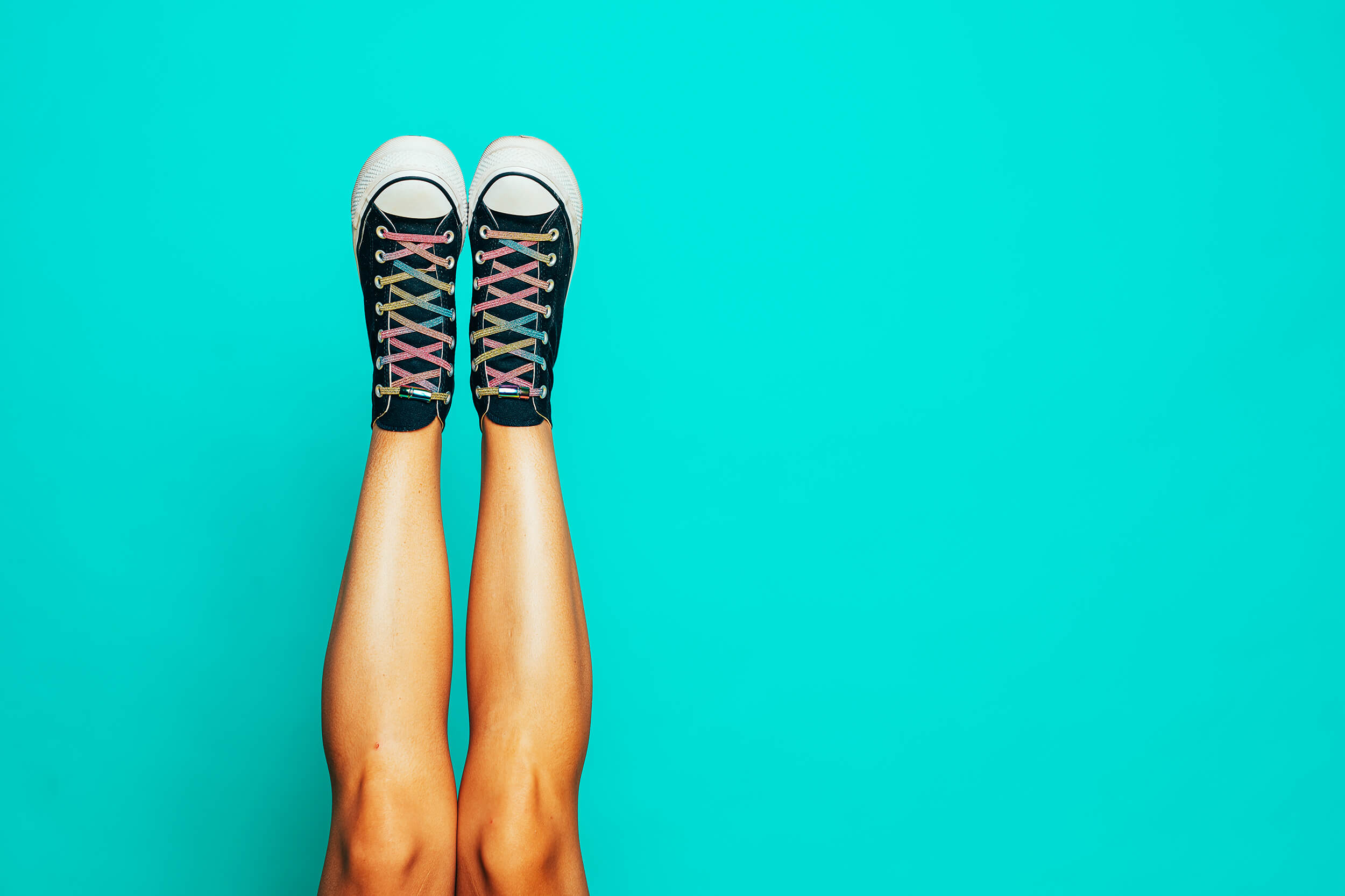 Sateenkaaren väriset venyvät kengännauhat magneettikiinnityksellä mustissa Converse kengissä