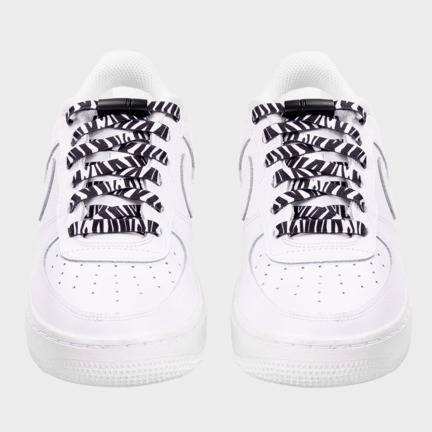 EEZYBEEZYN Zebra venyvät kengännauhat kuvattuina kengissä