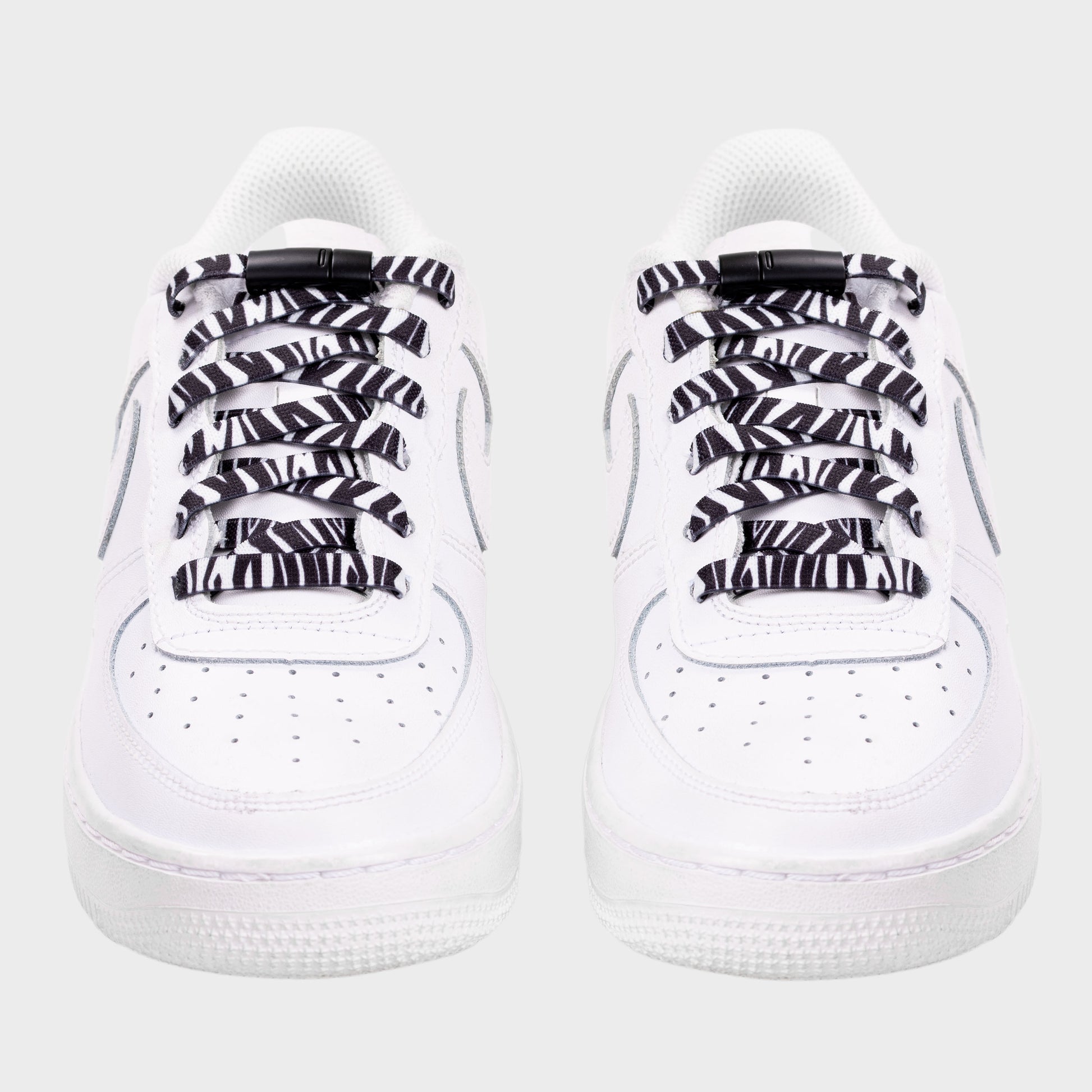 EEZYBEEZYN Zebra venyvät kengännauhat kuvattuina kengissä