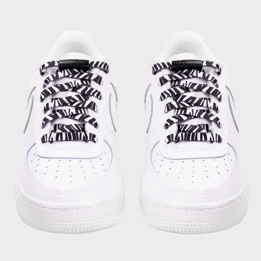 EEZYBEEZYN Zebra venyvät kengännauhat kuvattuina kengissä