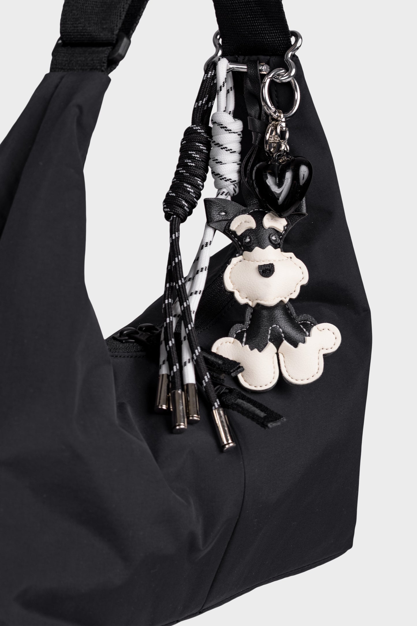 Musta valkoinen snautseri laukkukoru kuvattuna mustassa laukussa