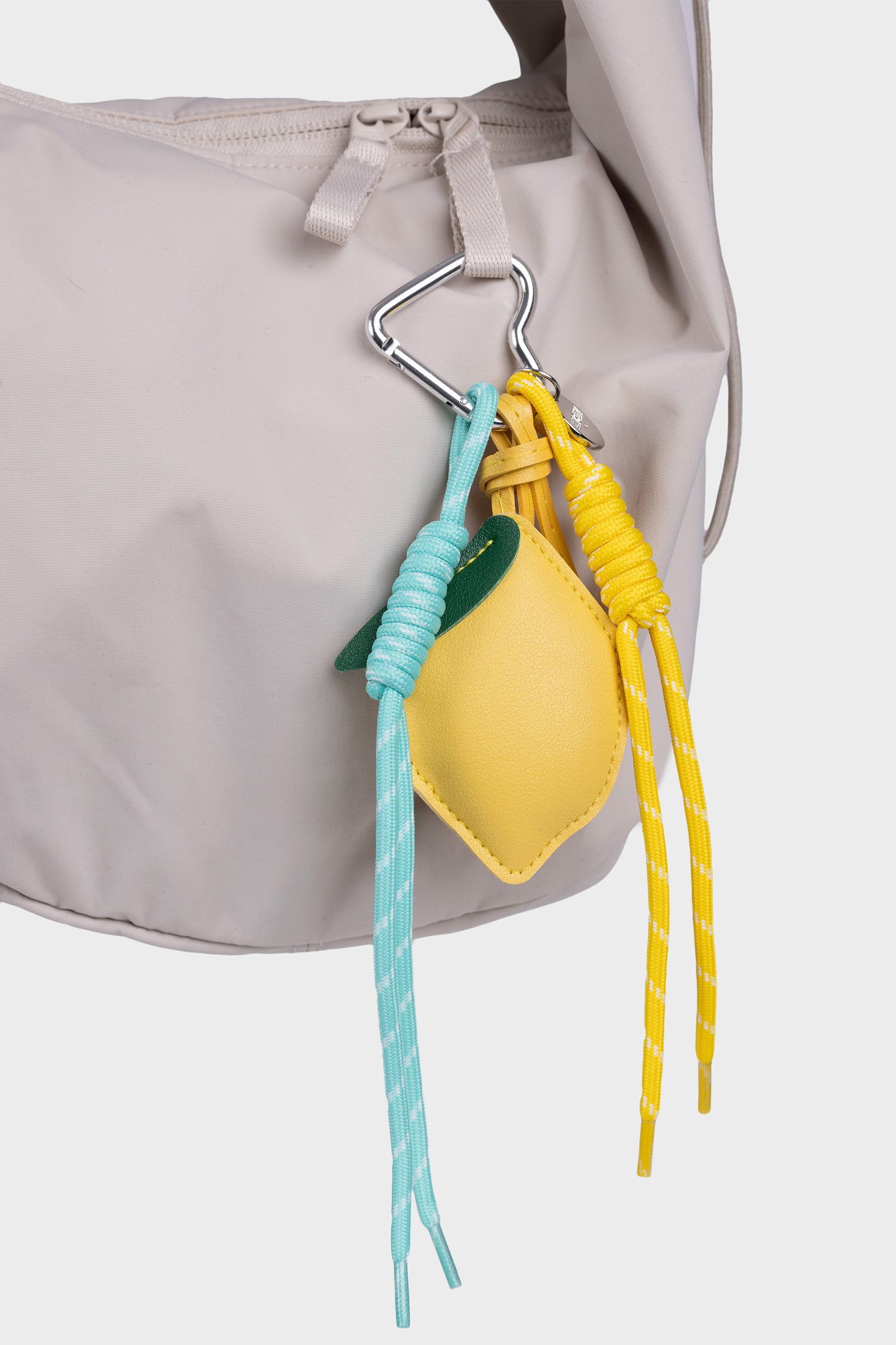 keltainen sitruunalaukkukoru kuvattuna beigessÀ laukussa