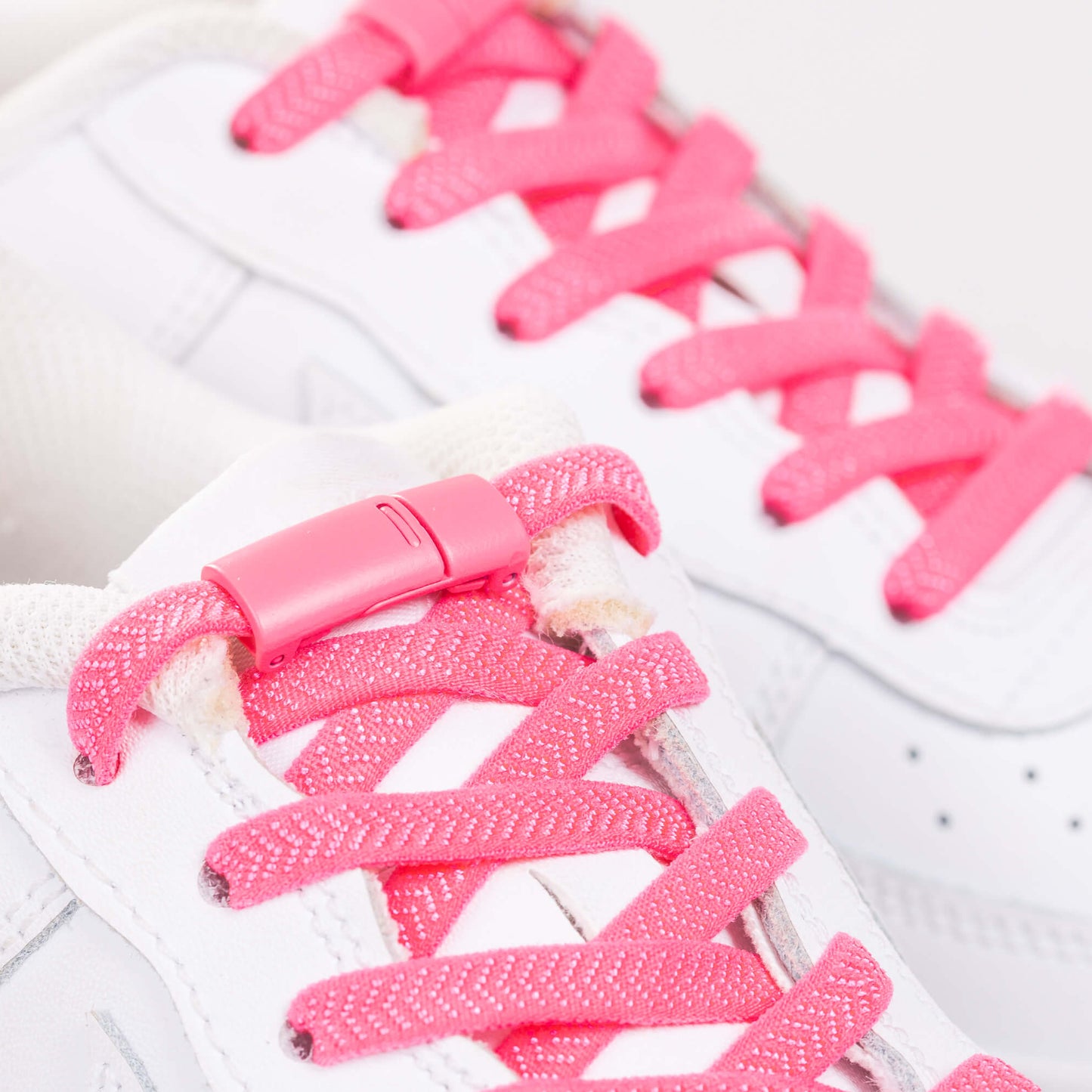 Venyvä kengännauha magneettikiinnityksellä