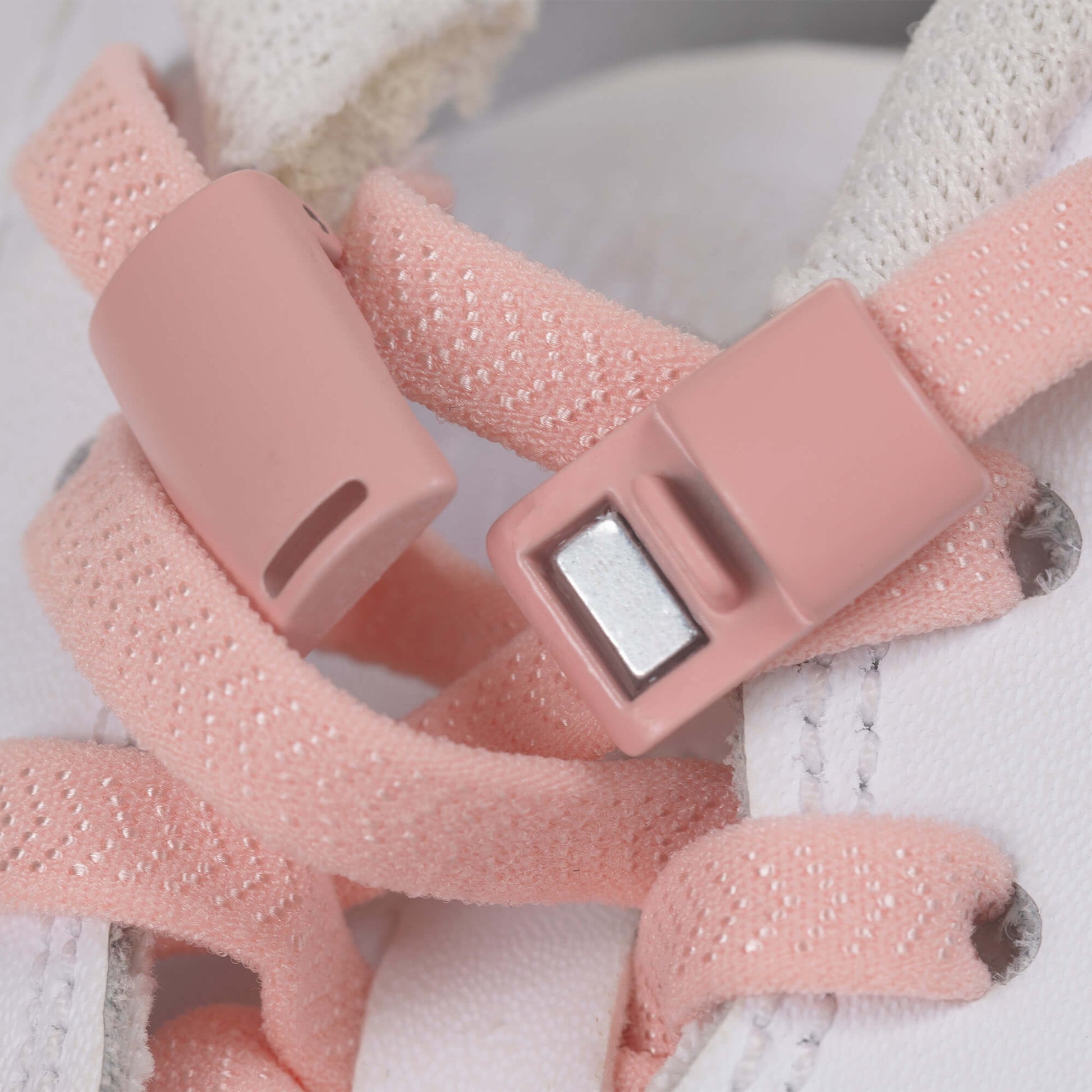 Venyvä kengännauha magneettikiinnityksellä