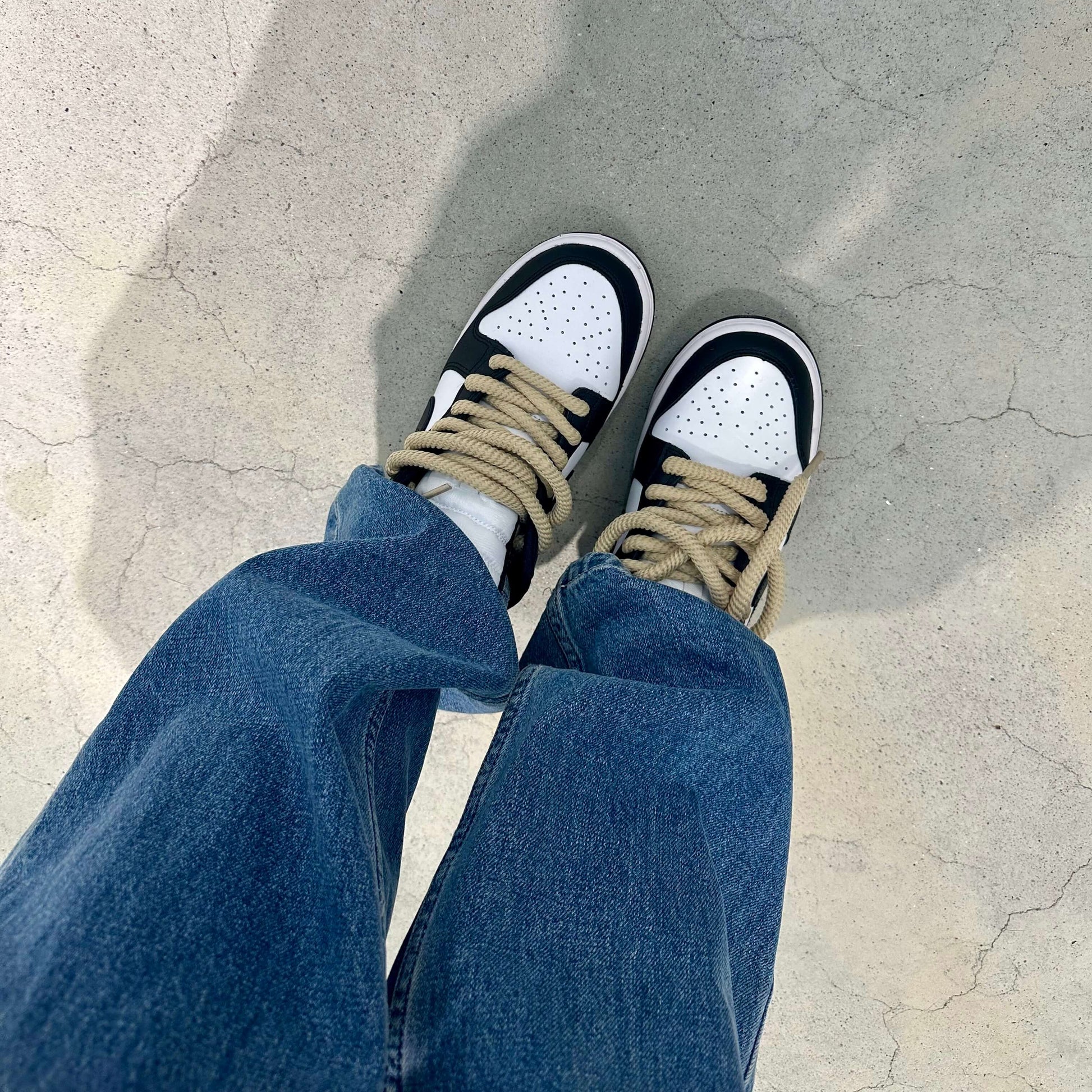 Hiekanväriset köysinauhat kengissä