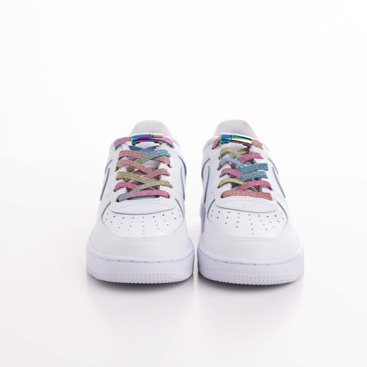 Sateenkaaren väriset venyvät kengännauhat