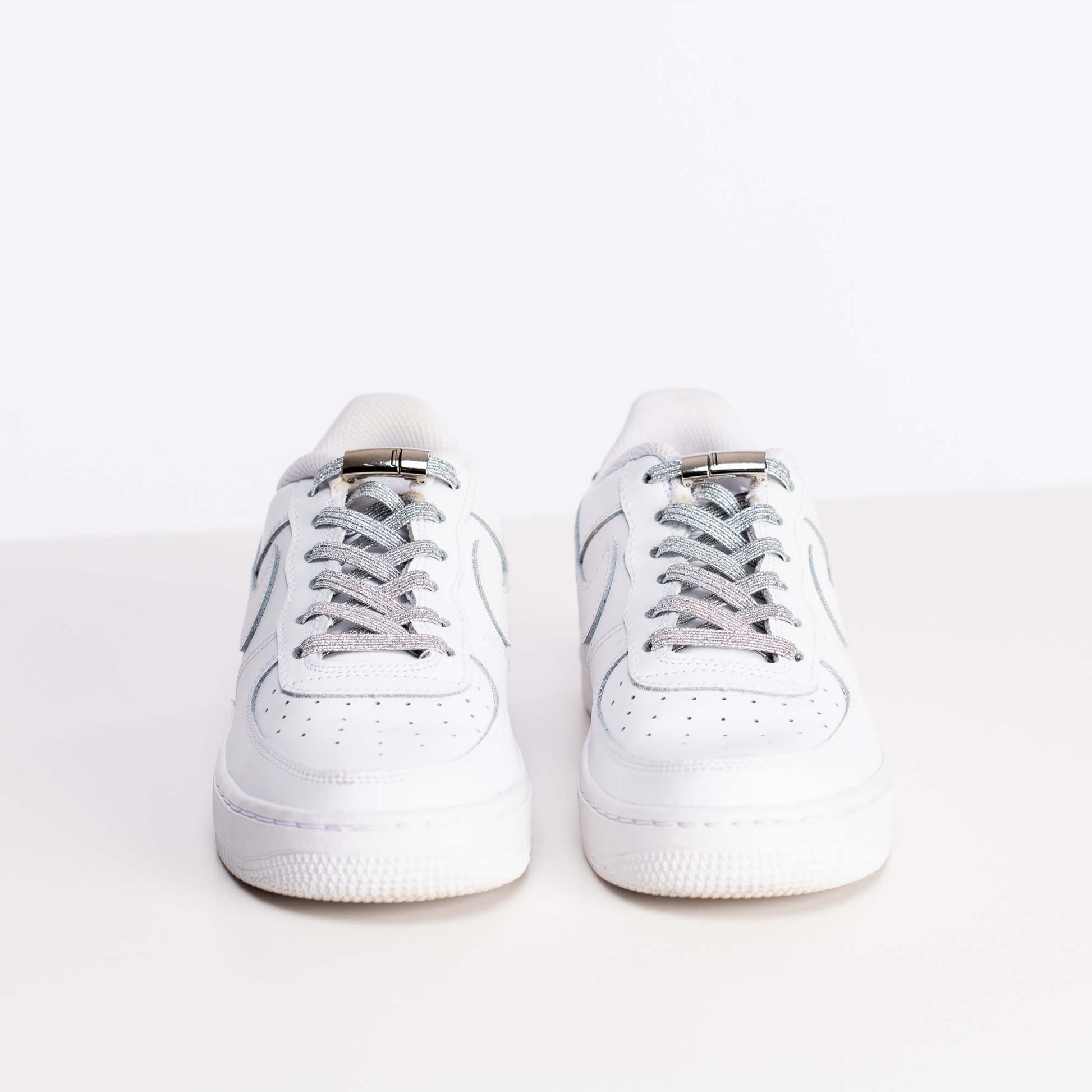 Venyvä kengännauha magneettikiinnityksellä