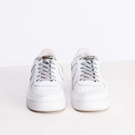 Venyvä kengännauha magneettikiinnityksellä