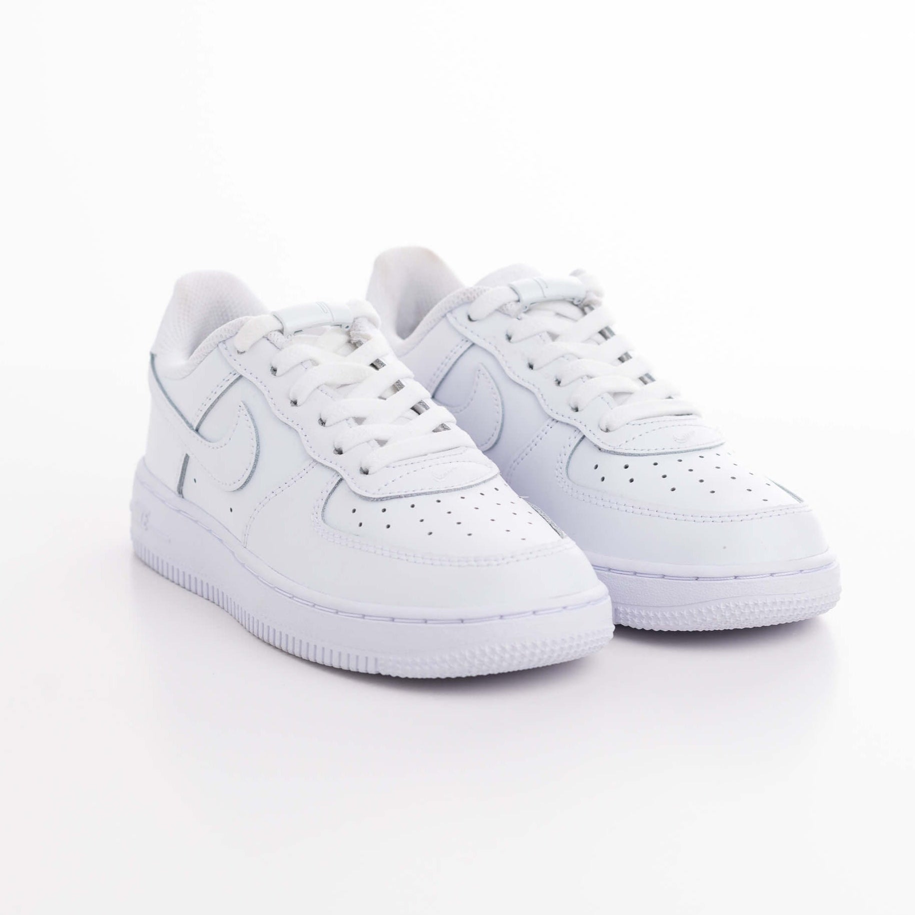 Venyvät kengännauhat magneettikiinnityksellä