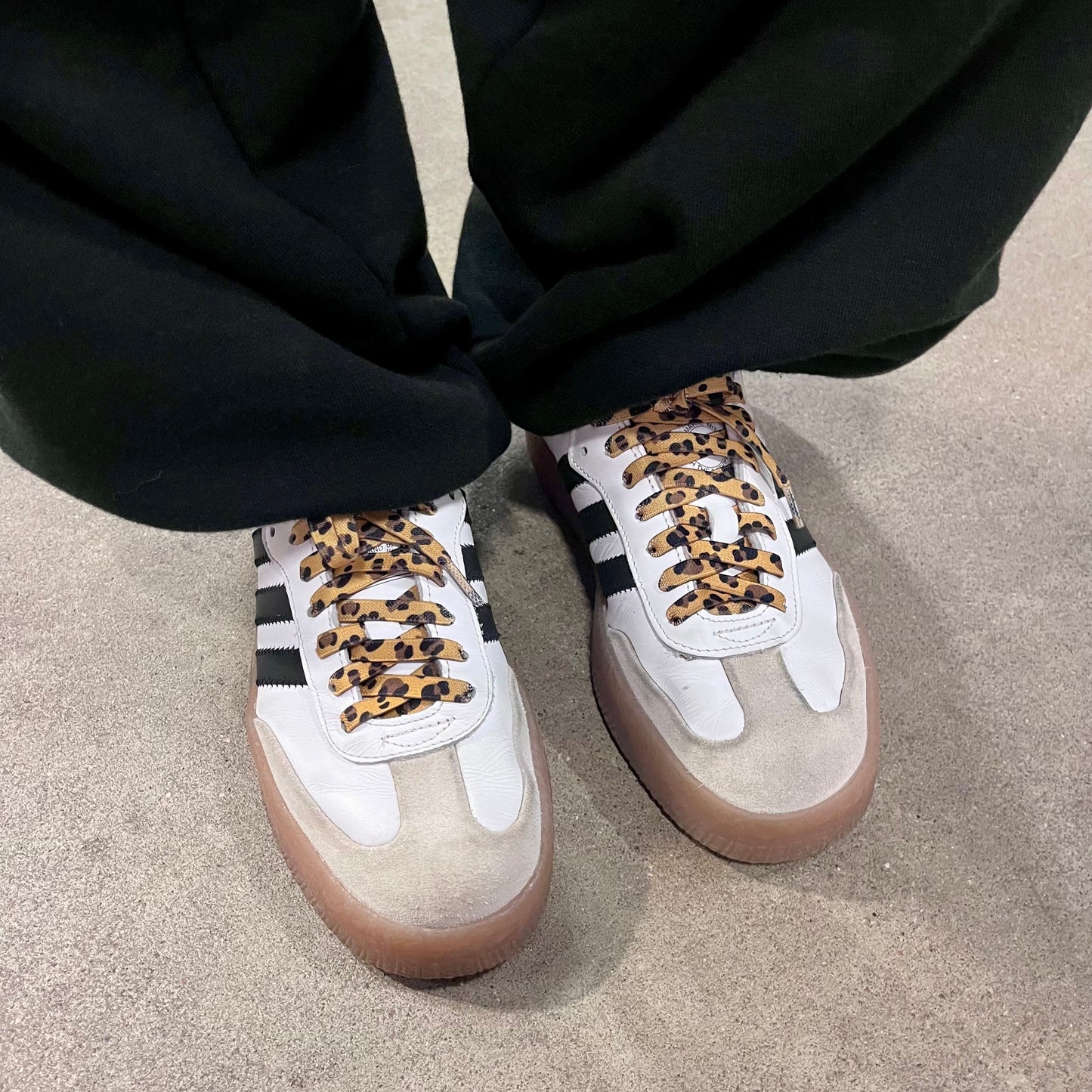 Leopardi Venyvät kengännauhat lenkkareissa