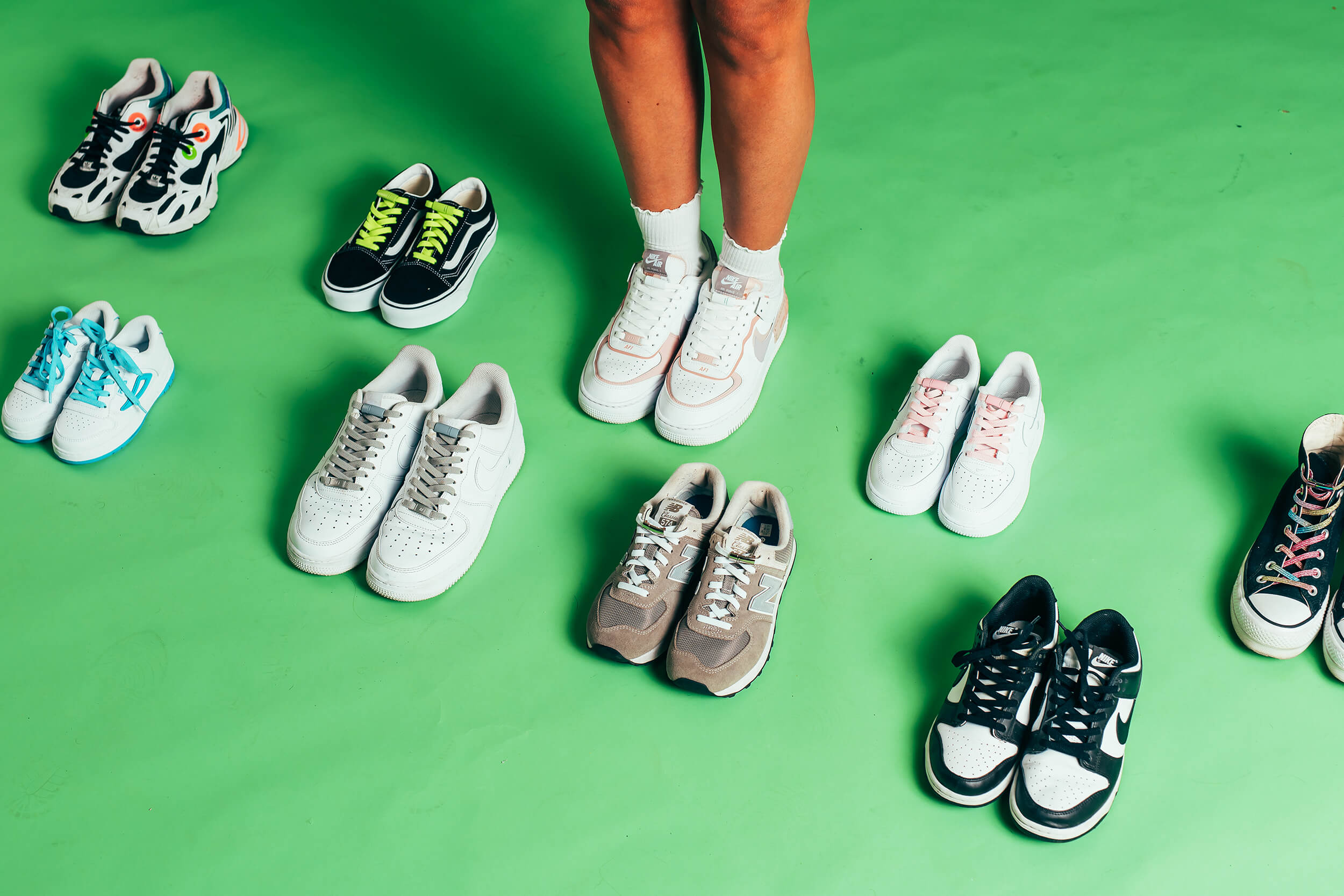 Lataa video: Miten EEZYBEEZY venyviä kengännauhoja käytetään