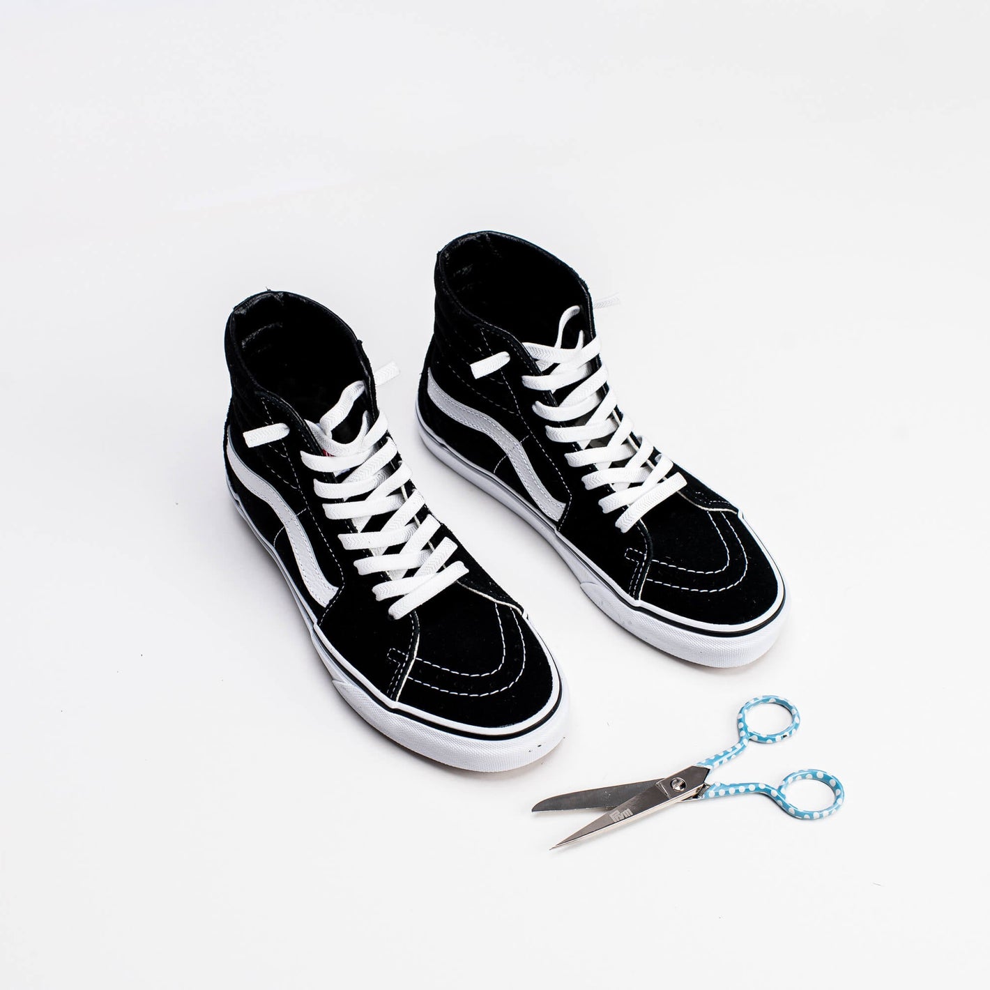 Venyvät kengännauhat leikattuna Vans kengissä