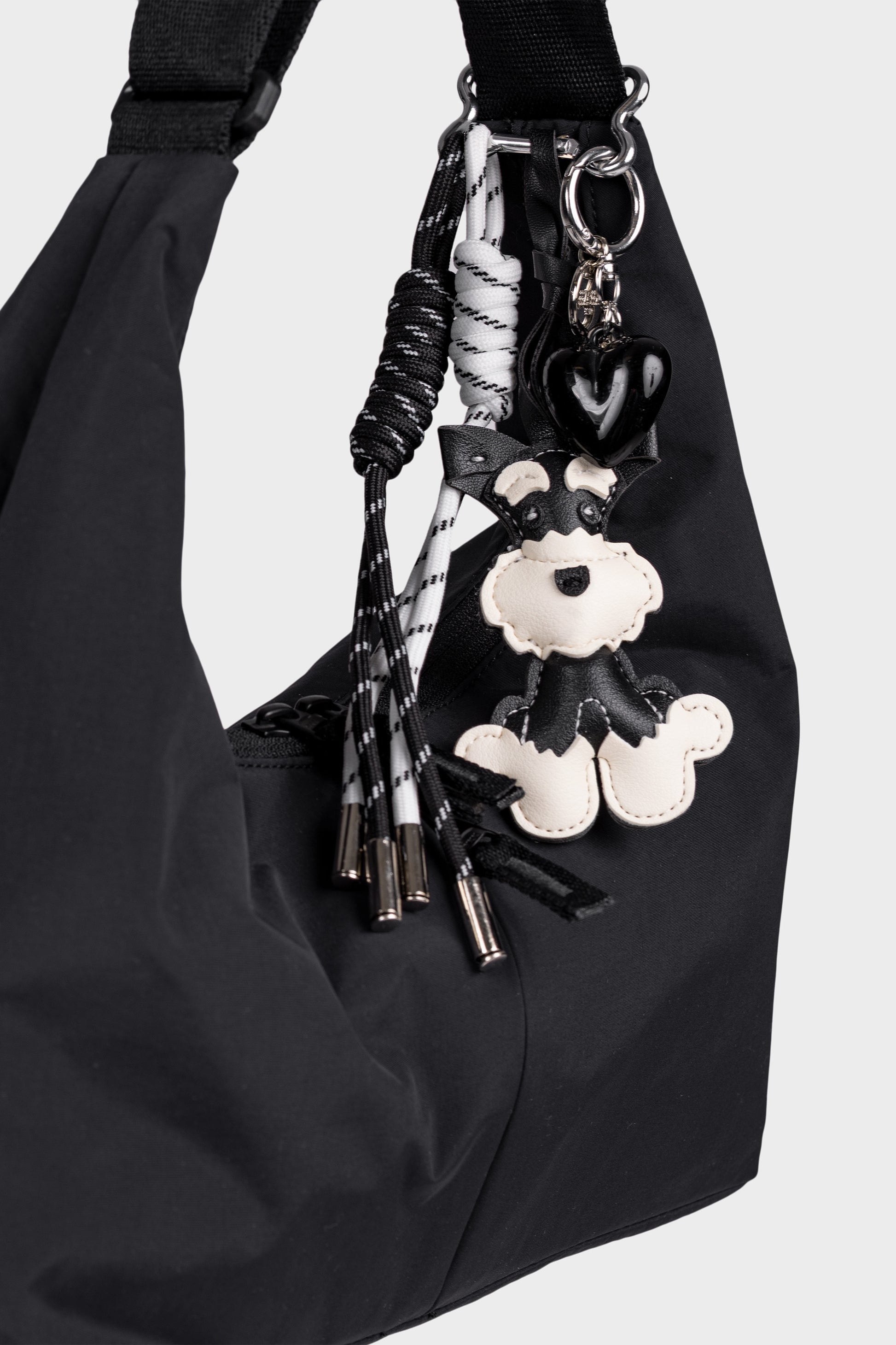 Musta valkoinen snautseri laukkukoru kuvattuna mustassa laukussa