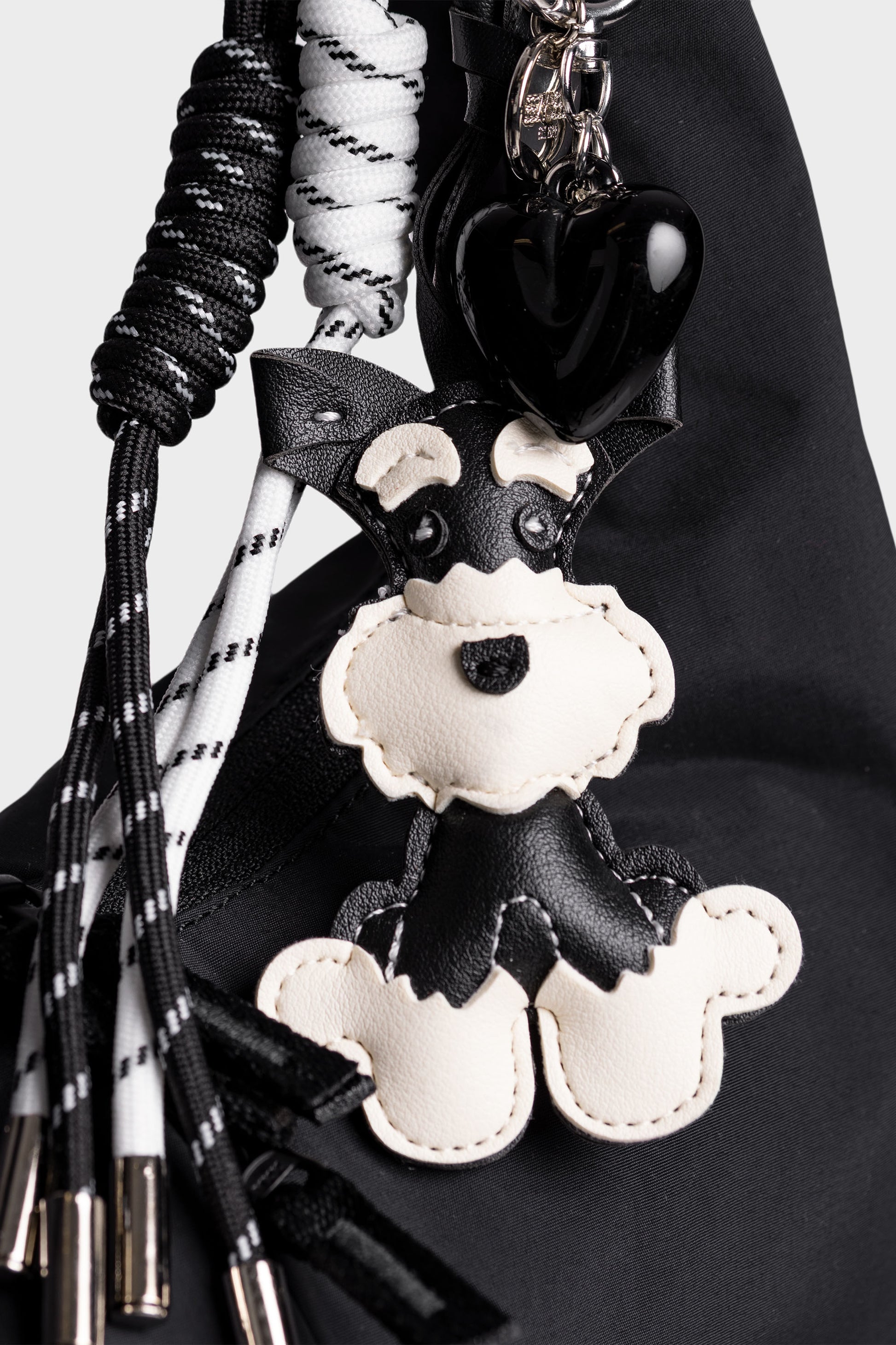 Lähikuva mustavalkoisesta nautseri laukkukorusta