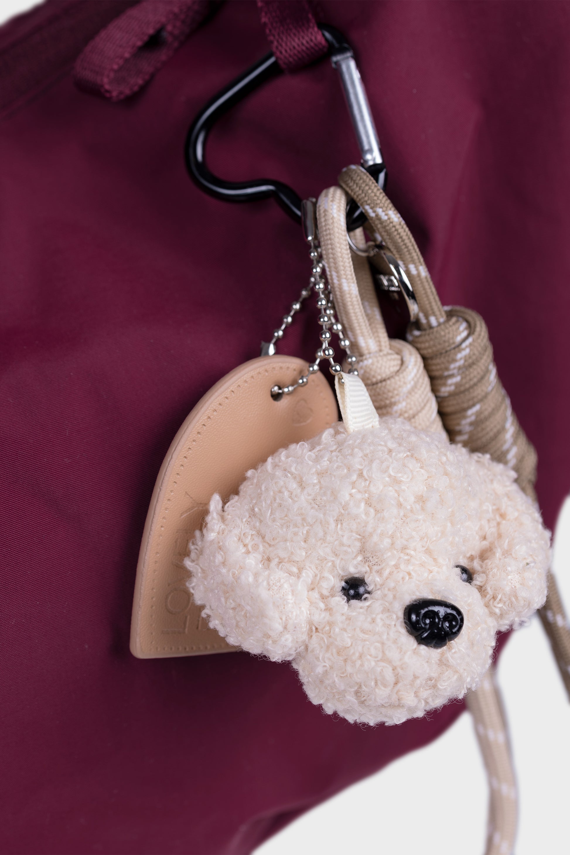 EEZYBEEZYN BEIGE NALLE LAUKKUKORU KUVATTUNA LAUKUSSA