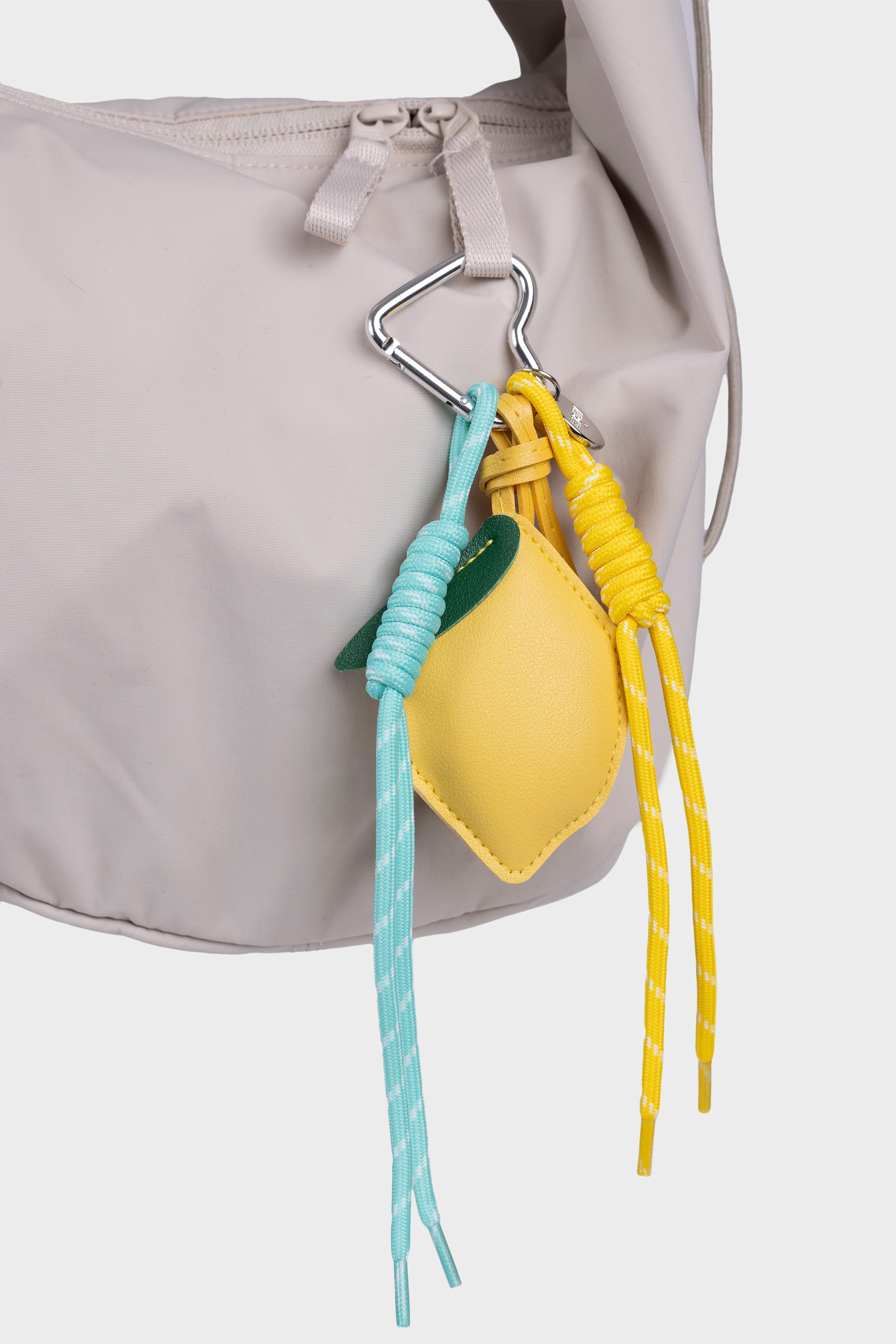 keltainen sitruunalaukkukoru kuvattuna beigessä laukussa