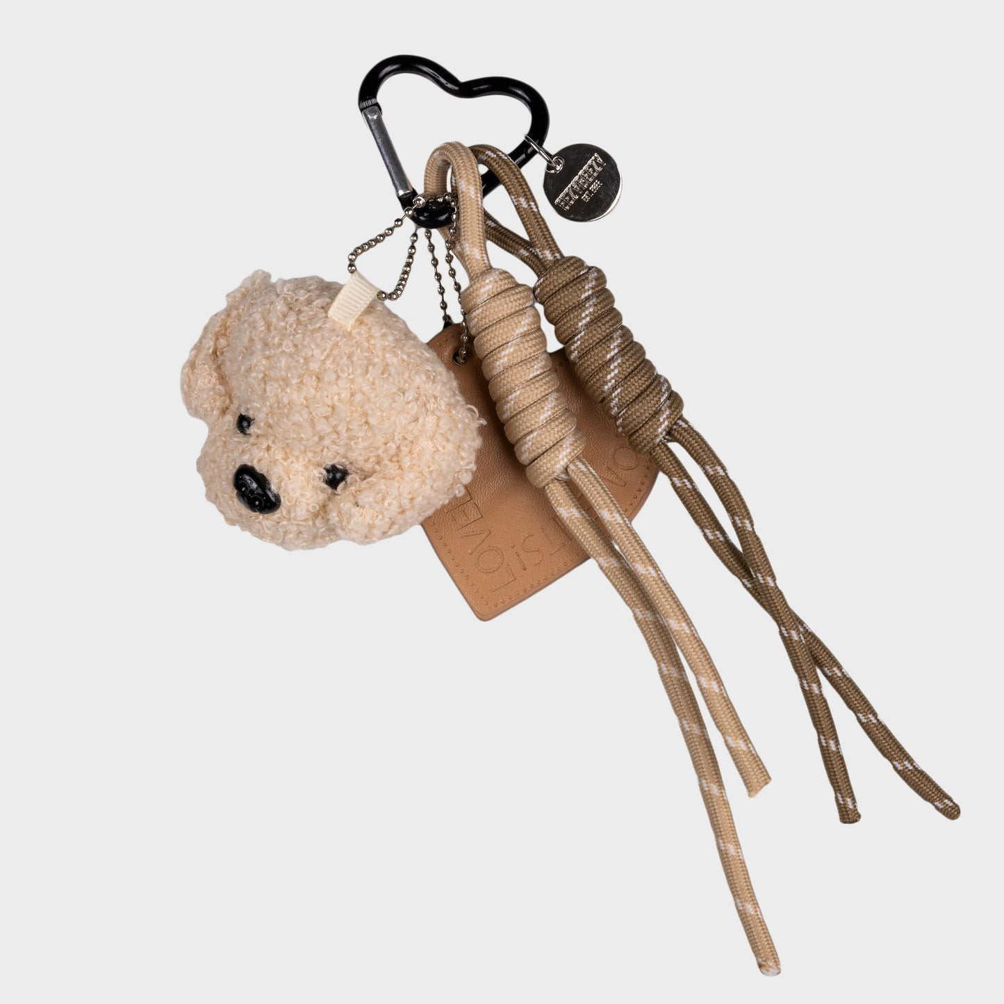 laukkukoriste beigellä nallella ja nahkajäljitelmä sydämellä